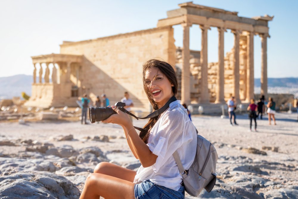 A,Beautiful,City,Tourist,Woman,With,A,Camera,In,Her